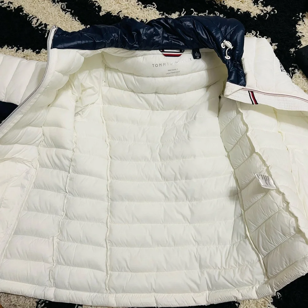 Like New Women Size Small Tommy Hilfiger Packable Hooded Puffer Jacket In white - Picture 9 of 16